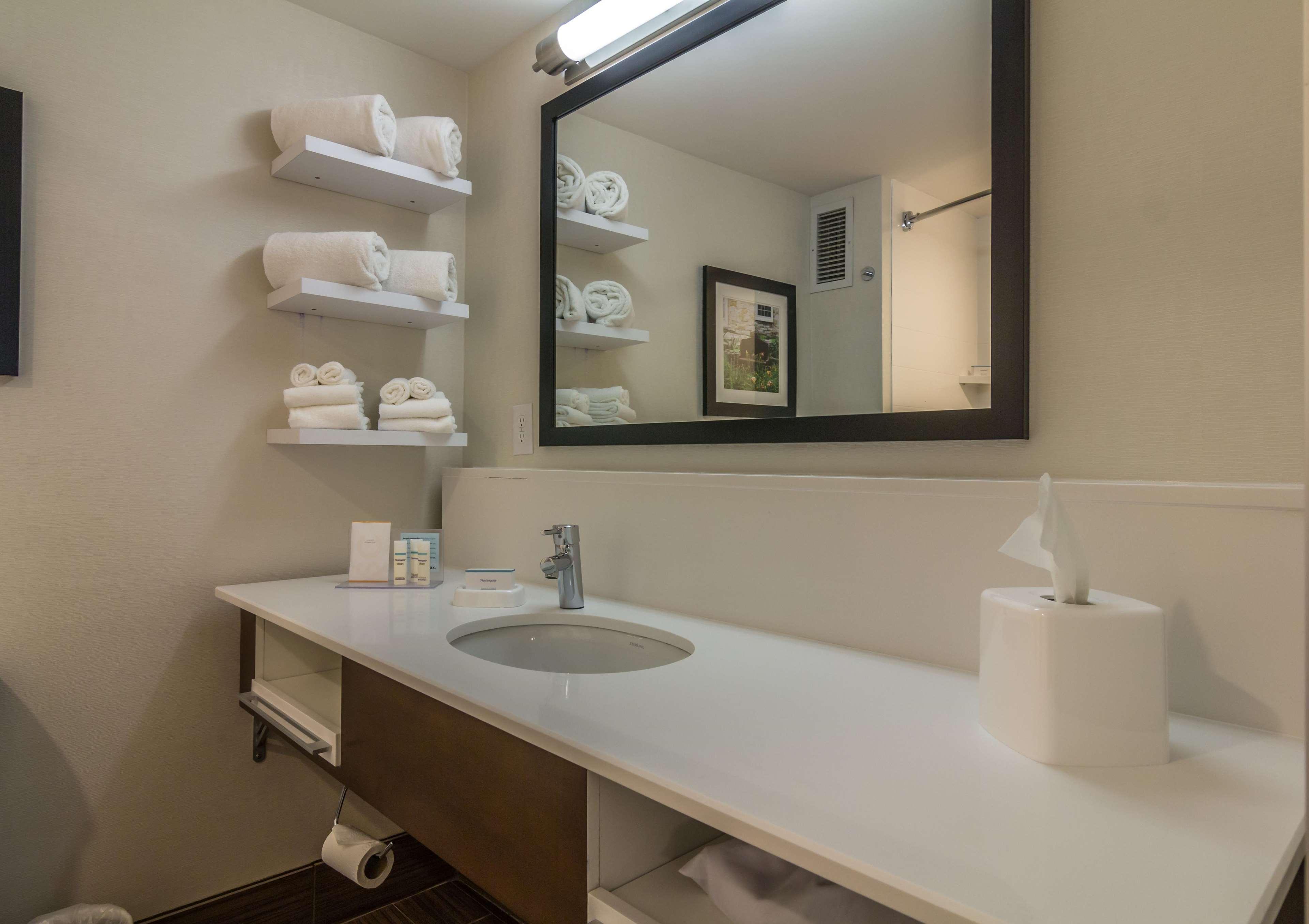 Hampton Inn Winchester-University/ Mall Екстериор снимка