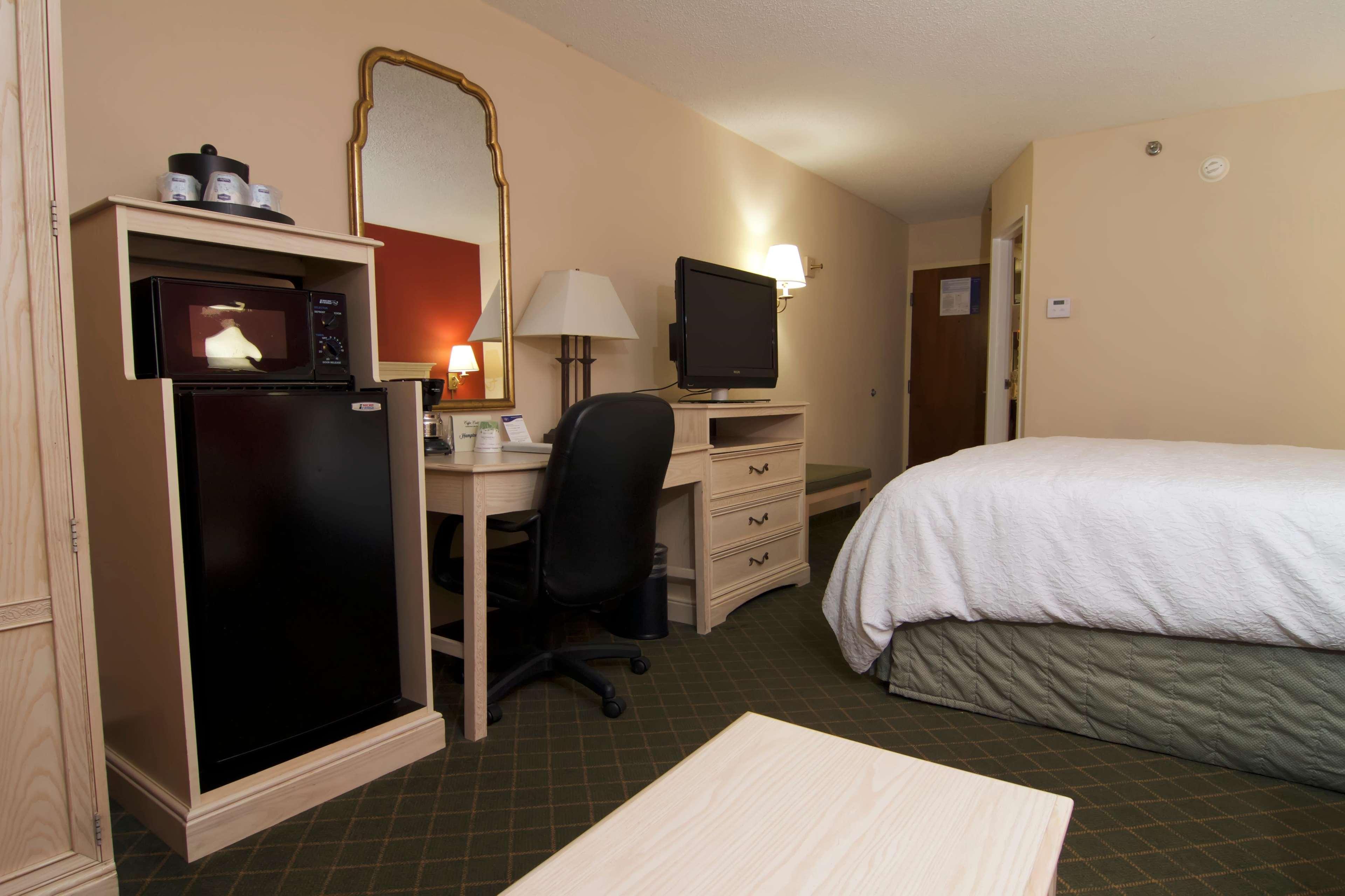 Hampton Inn Winchester-University/ Mall Екстериор снимка