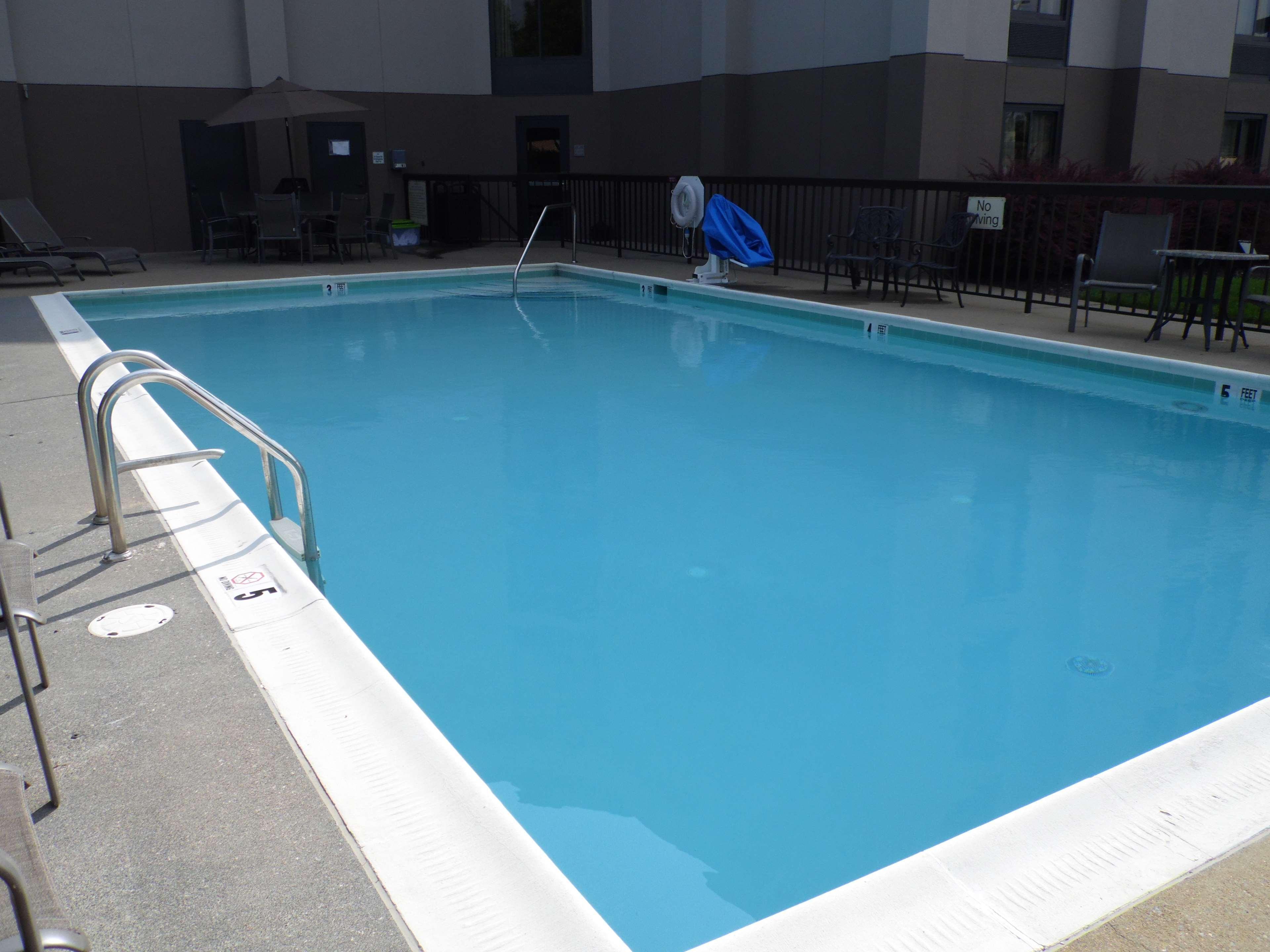 Hampton Inn Winchester-University/ Mall Екстериор снимка