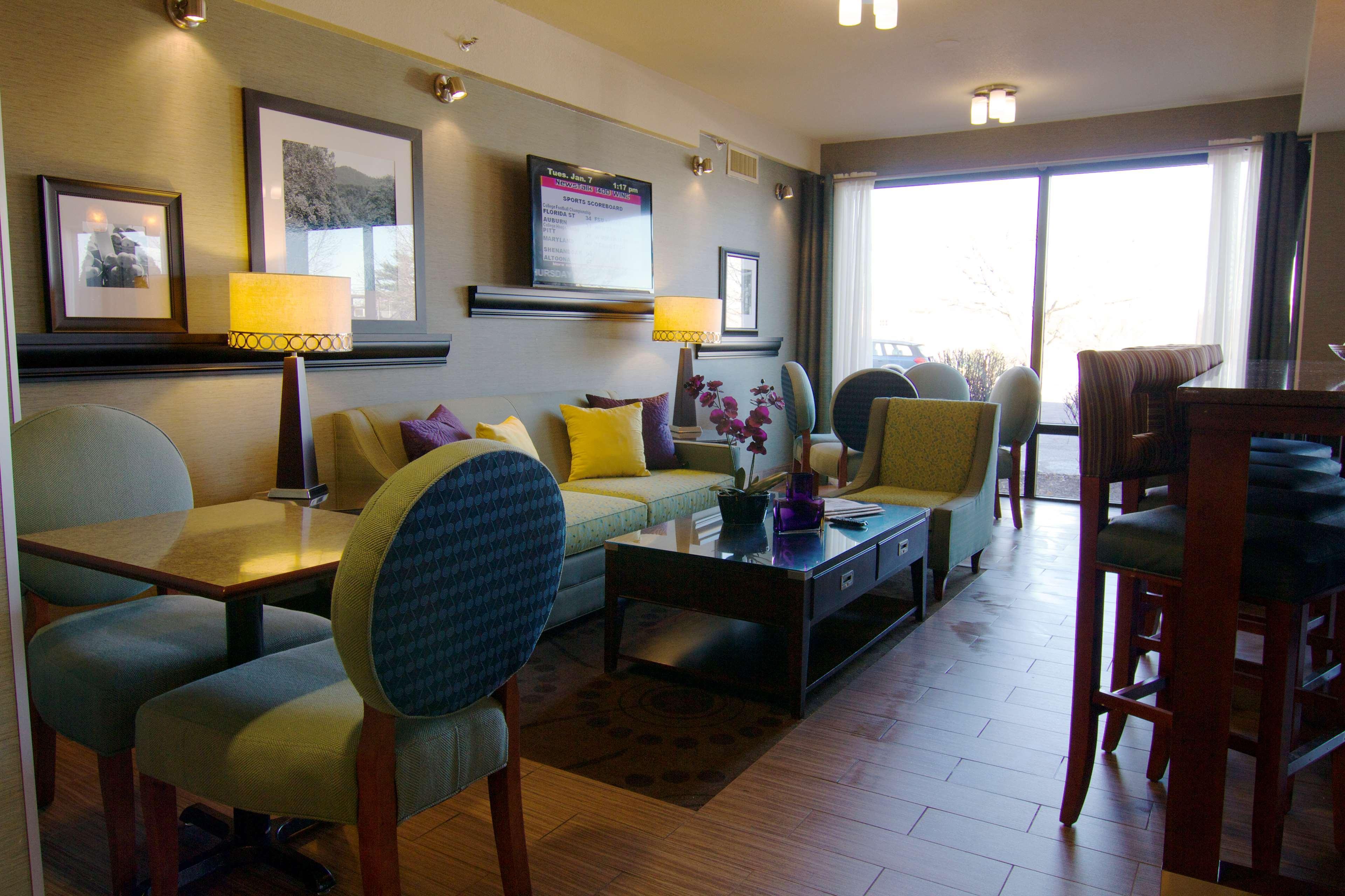 Hampton Inn Winchester-University/ Mall Екстериор снимка