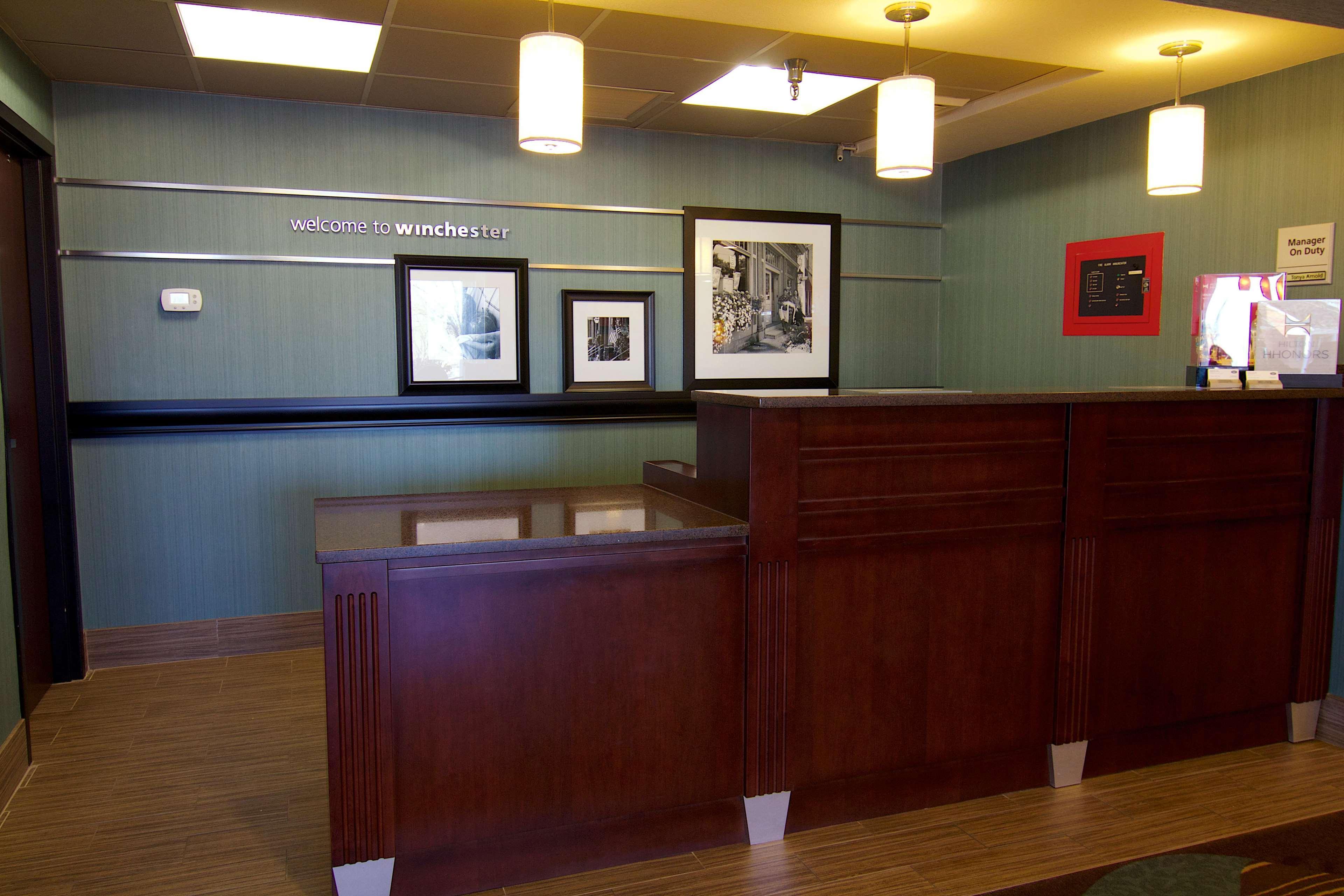 Hampton Inn Winchester-University/ Mall Екстериор снимка