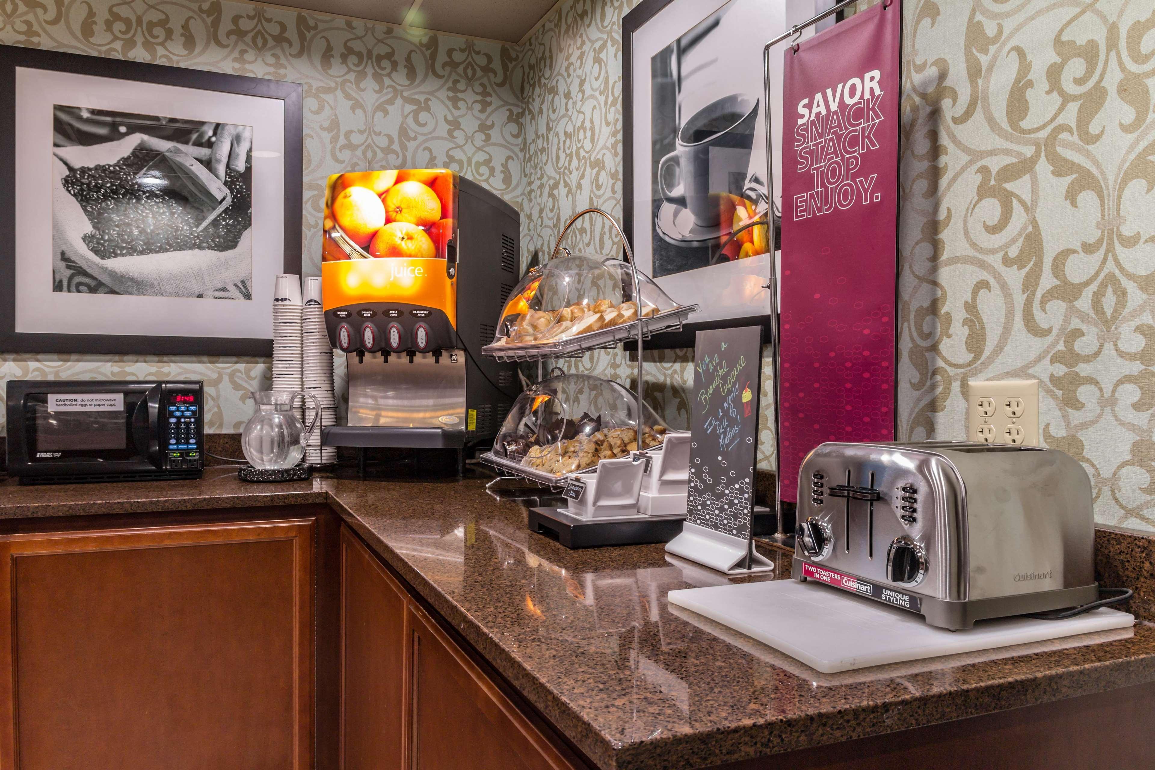 Hampton Inn Winchester-University/ Mall Екстериор снимка