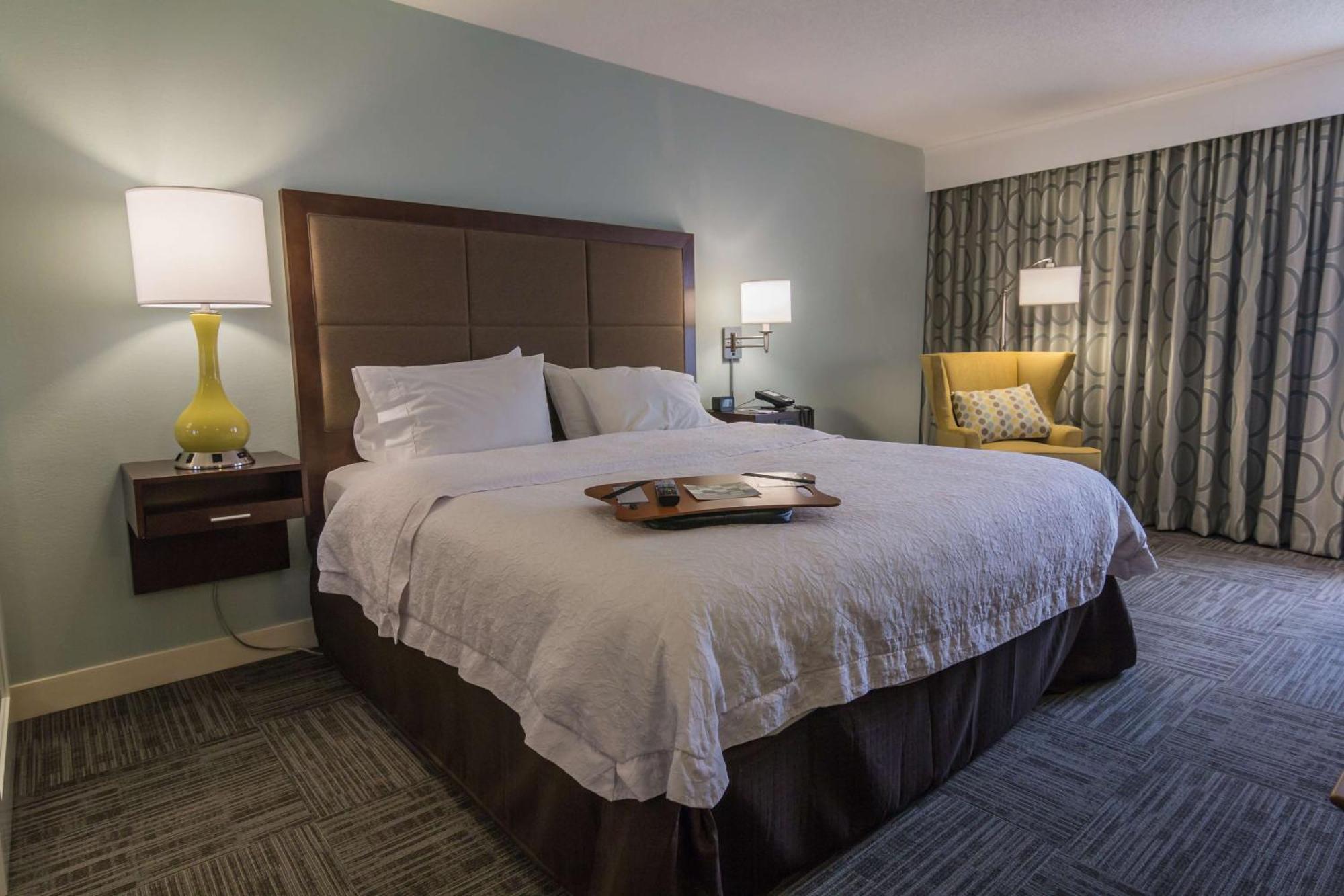 Hampton Inn Winchester-University/ Mall Екстериор снимка