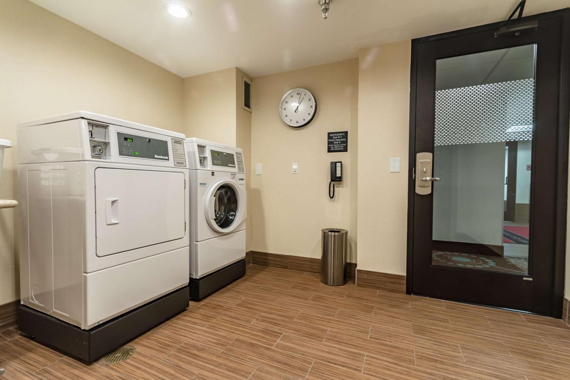 Hampton Inn Winchester-University/ Mall Екстериор снимка