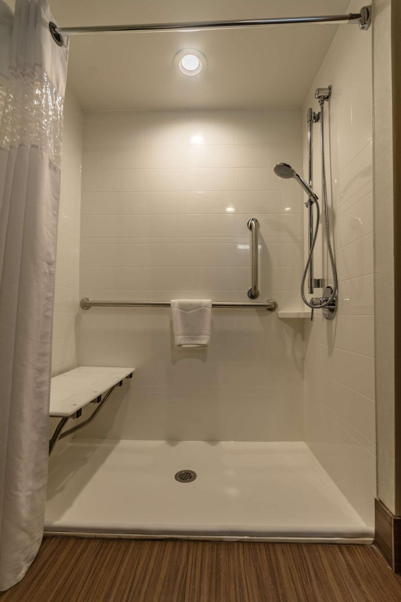 Hampton Inn Winchester-University/ Mall Екстериор снимка