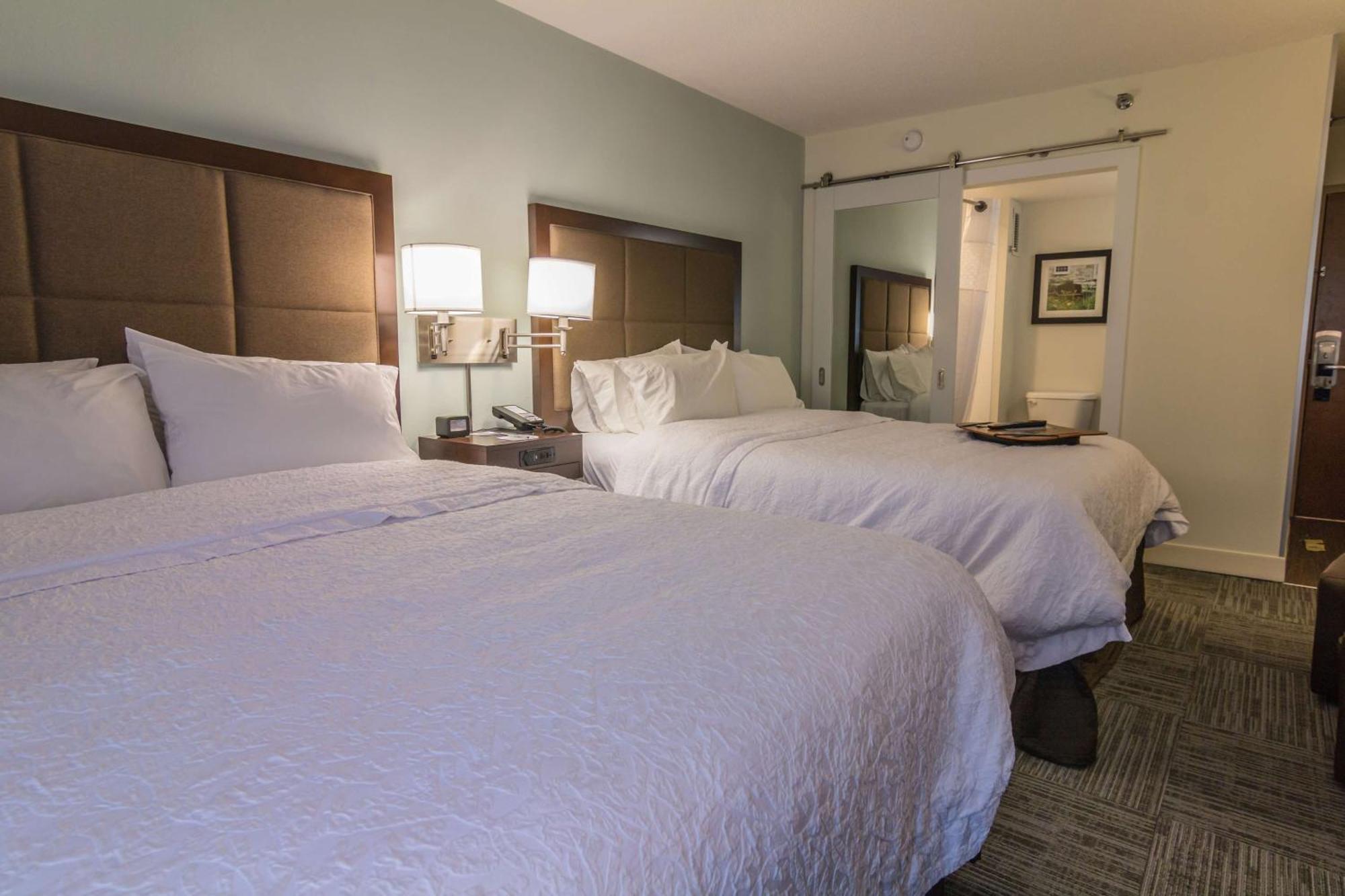 Hampton Inn Winchester-University/ Mall Екстериор снимка