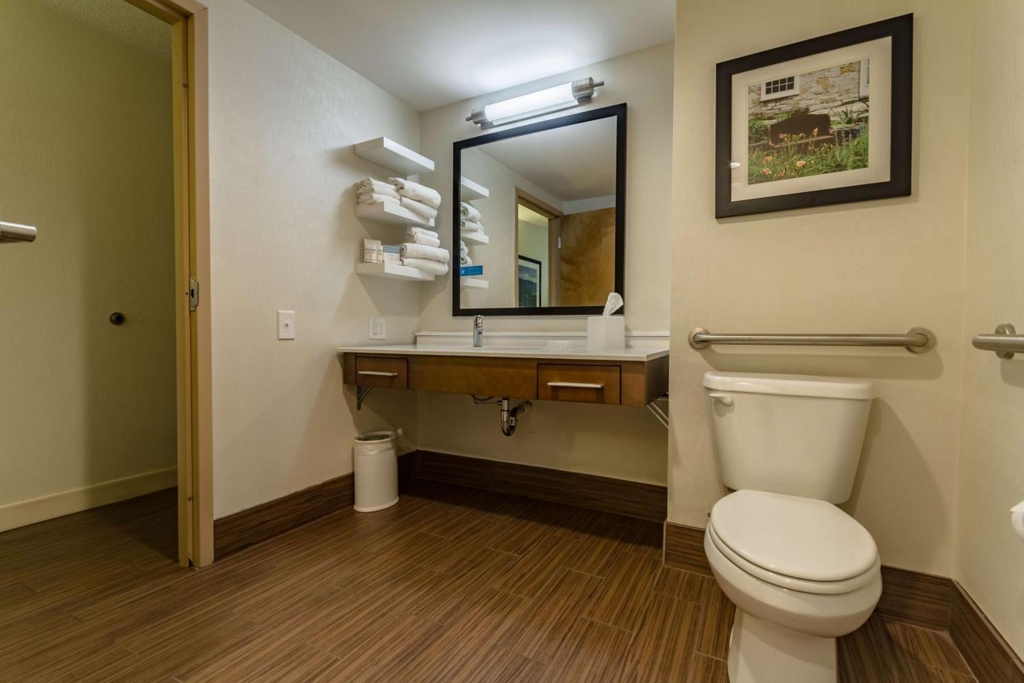 Hampton Inn Winchester-University/ Mall Екстериор снимка
