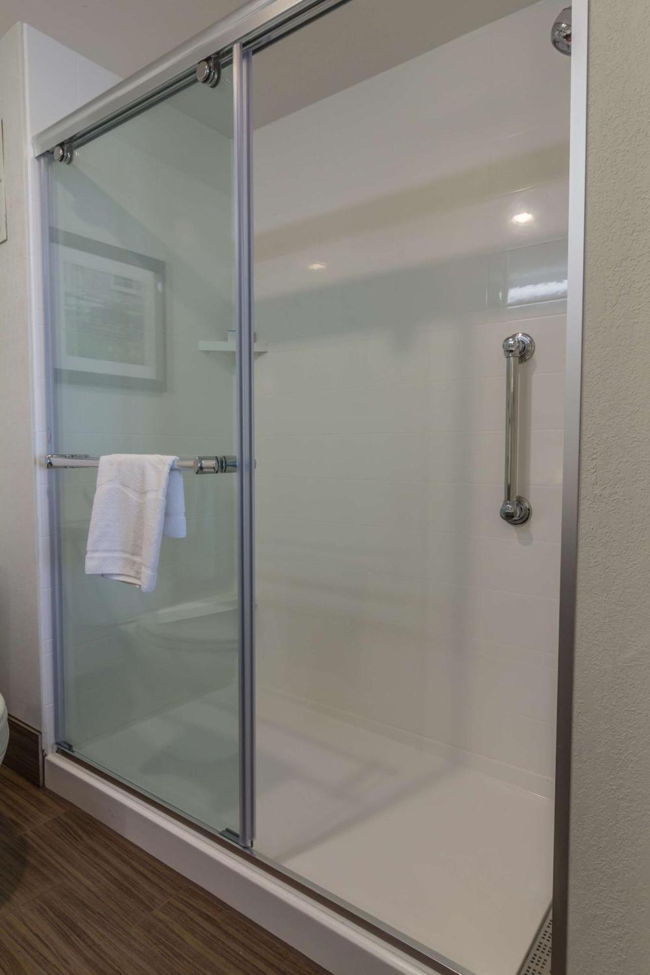 Hampton Inn Winchester-University/ Mall Екстериор снимка