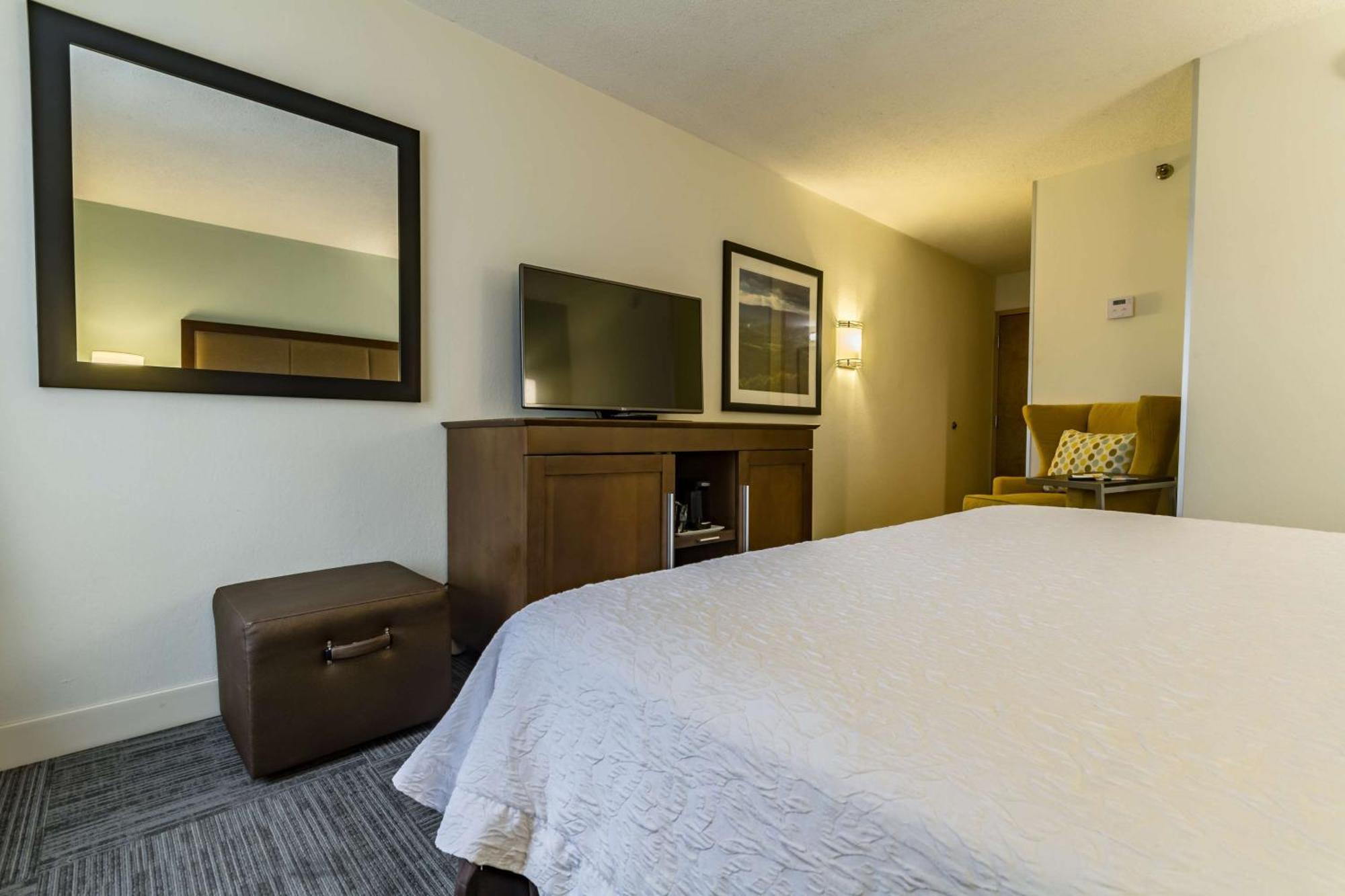 Hampton Inn Winchester-University/ Mall Екстериор снимка