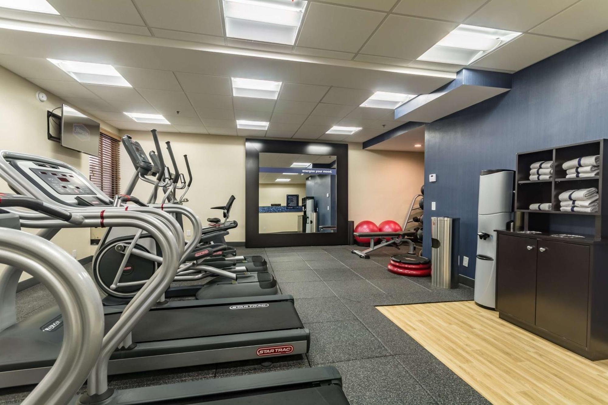 Hampton Inn Winchester-University/ Mall Екстериор снимка