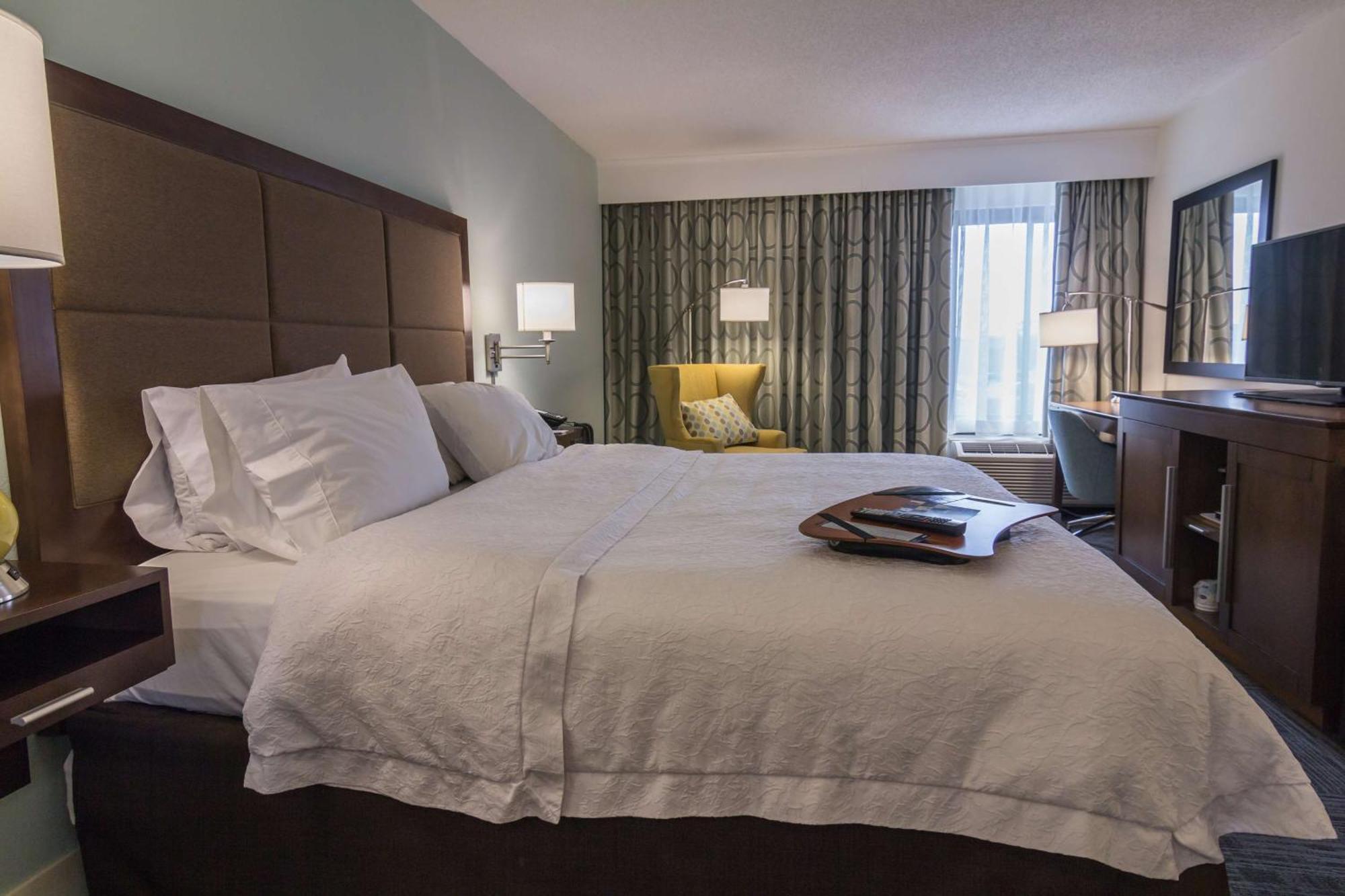 Hampton Inn Winchester-University/ Mall Екстериор снимка