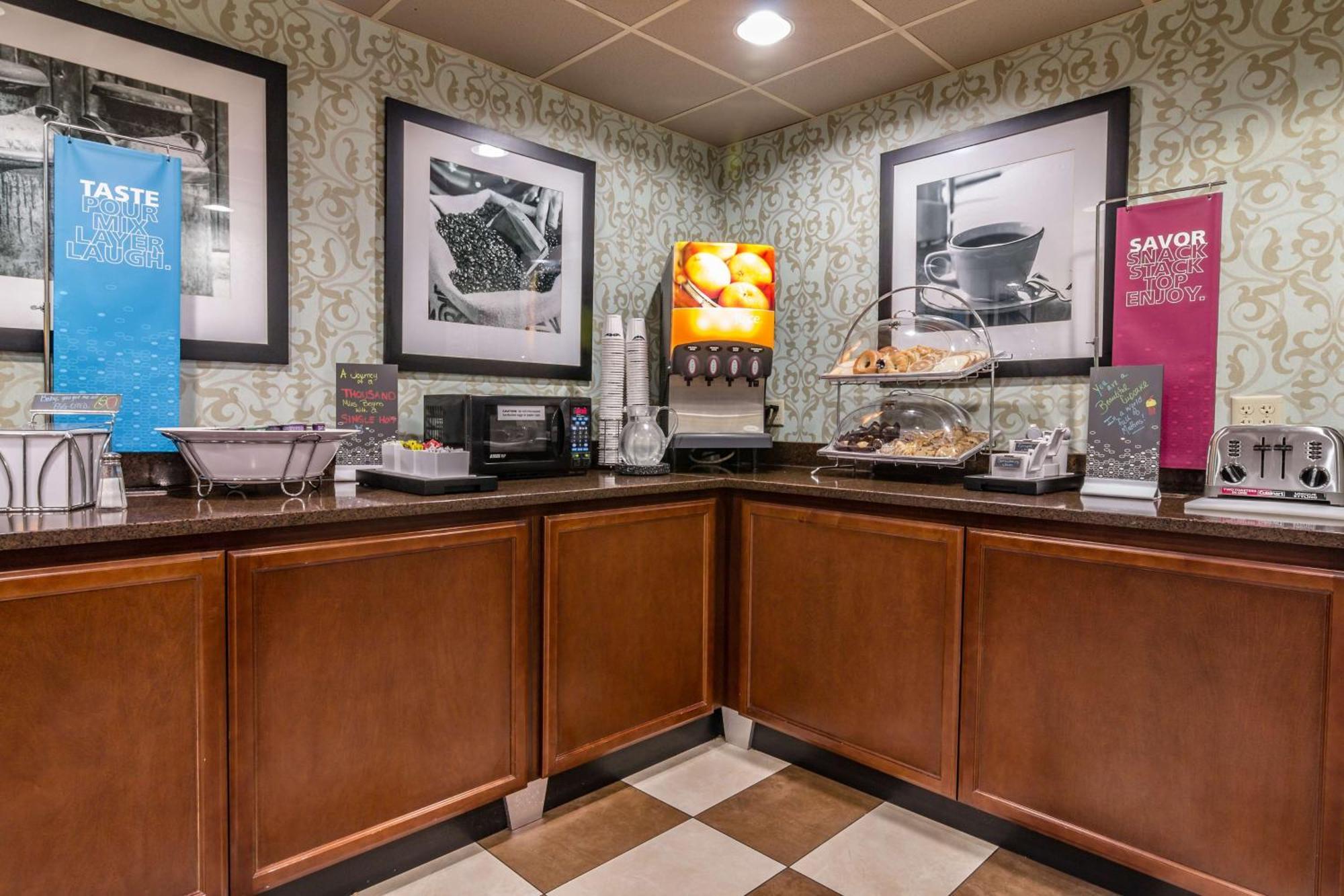 Hampton Inn Winchester-University/ Mall Екстериор снимка