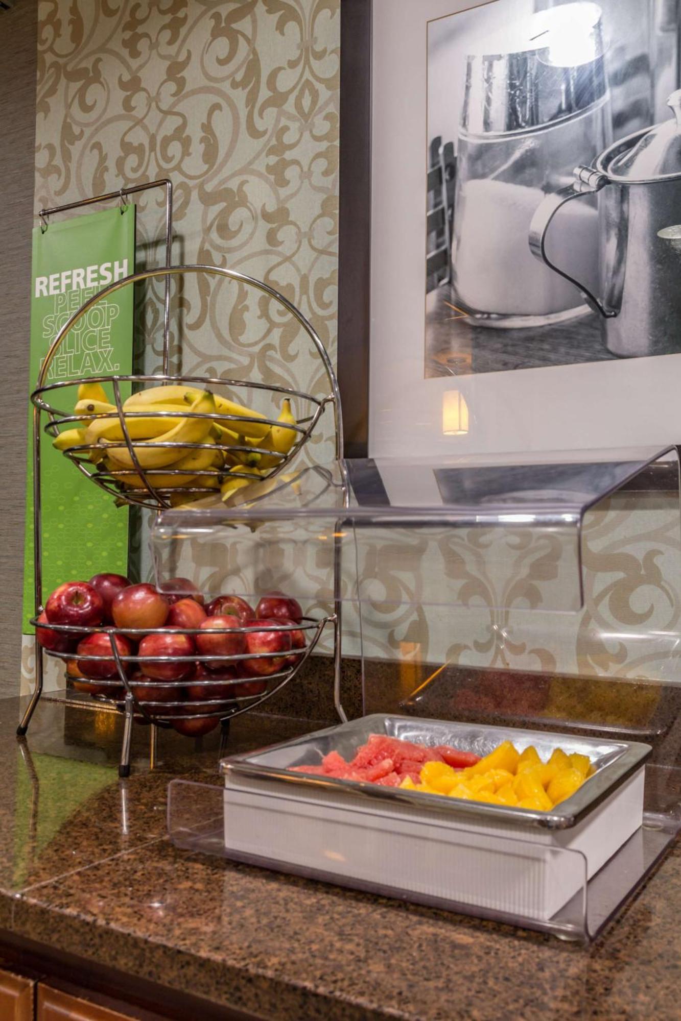 Hampton Inn Winchester-University/ Mall Екстериор снимка