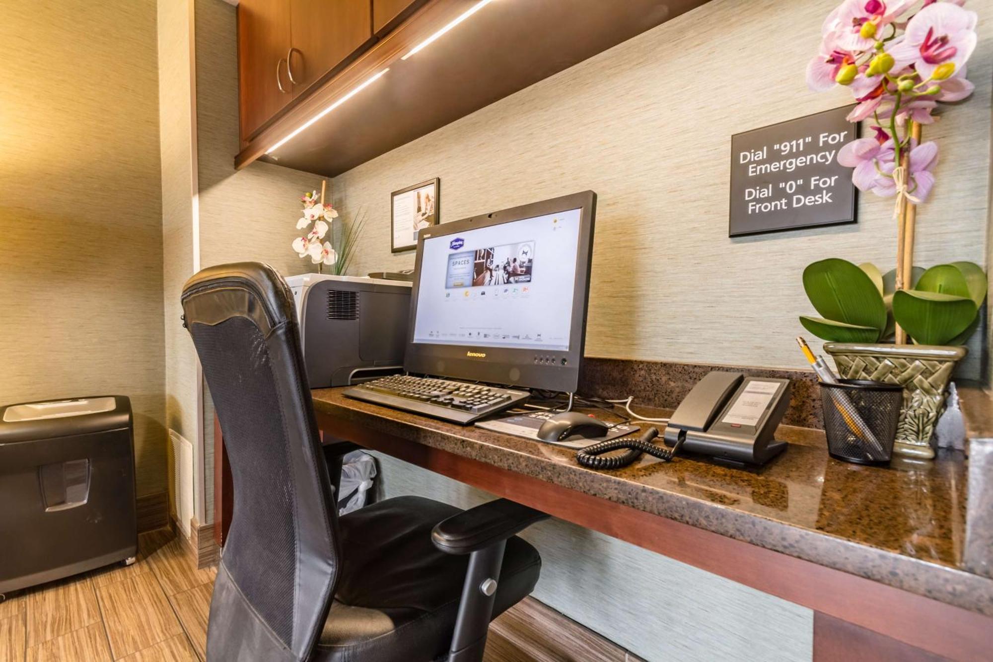 Hampton Inn Winchester-University/ Mall Екстериор снимка
