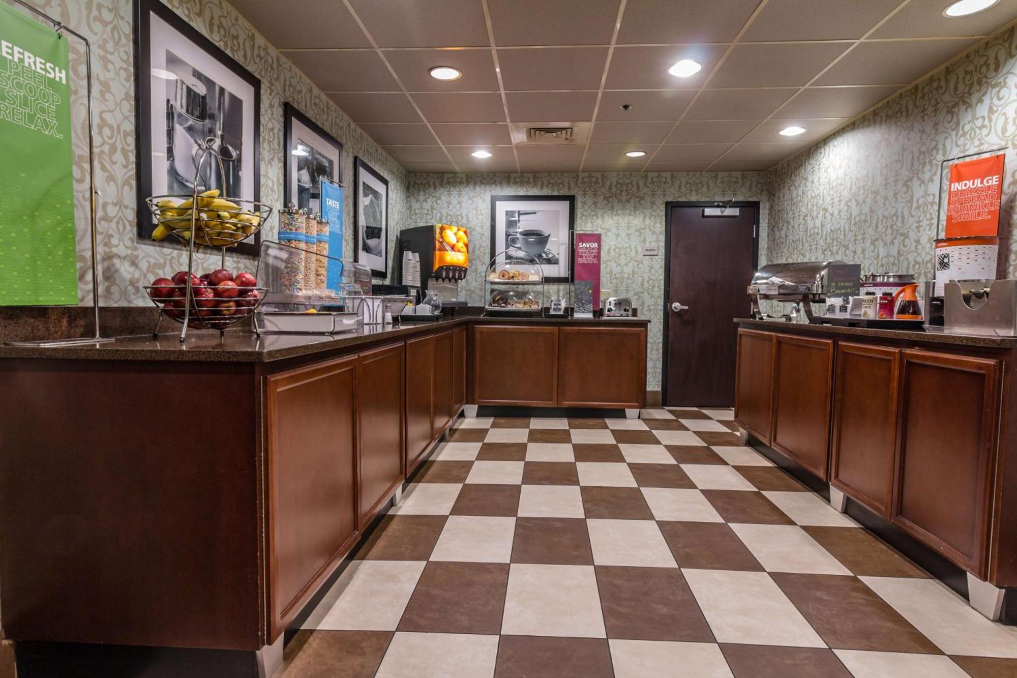 Hampton Inn Winchester-University/ Mall Екстериор снимка