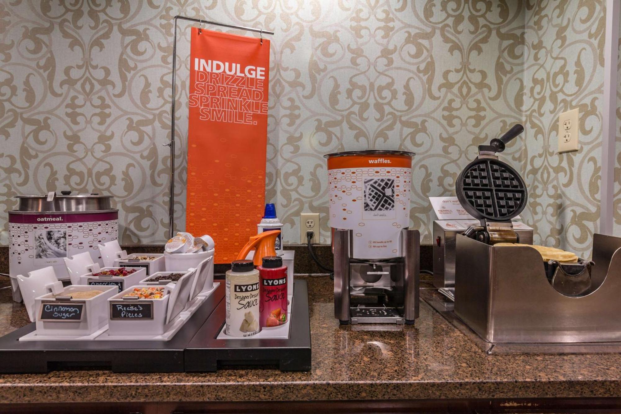 Hampton Inn Winchester-University/ Mall Екстериор снимка