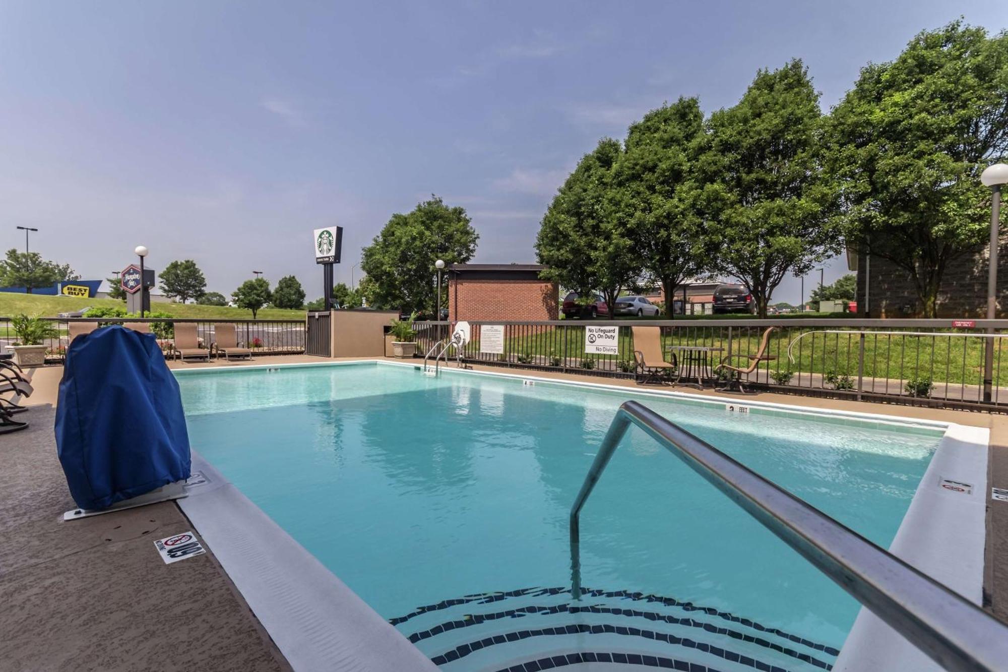 Hampton Inn Winchester-University/ Mall Екстериор снимка