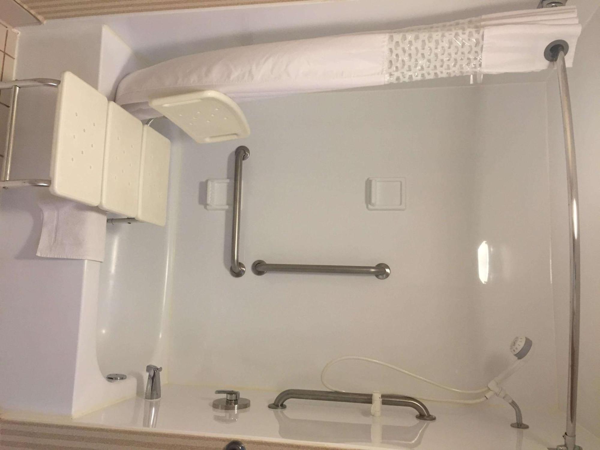 Hampton Inn Winchester-University/ Mall Екстериор снимка