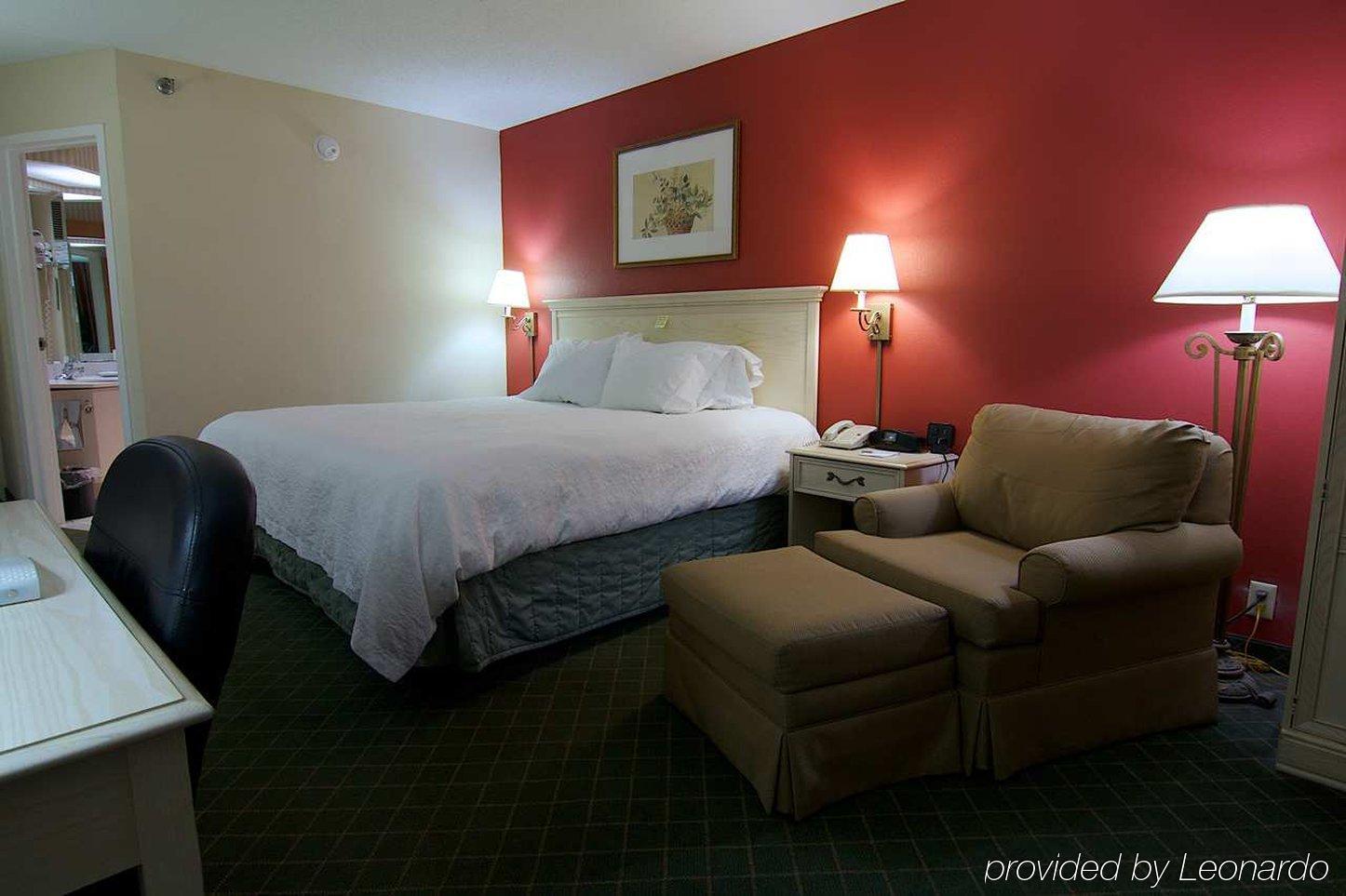 Hampton Inn Winchester-University/ Mall Екстериор снимка