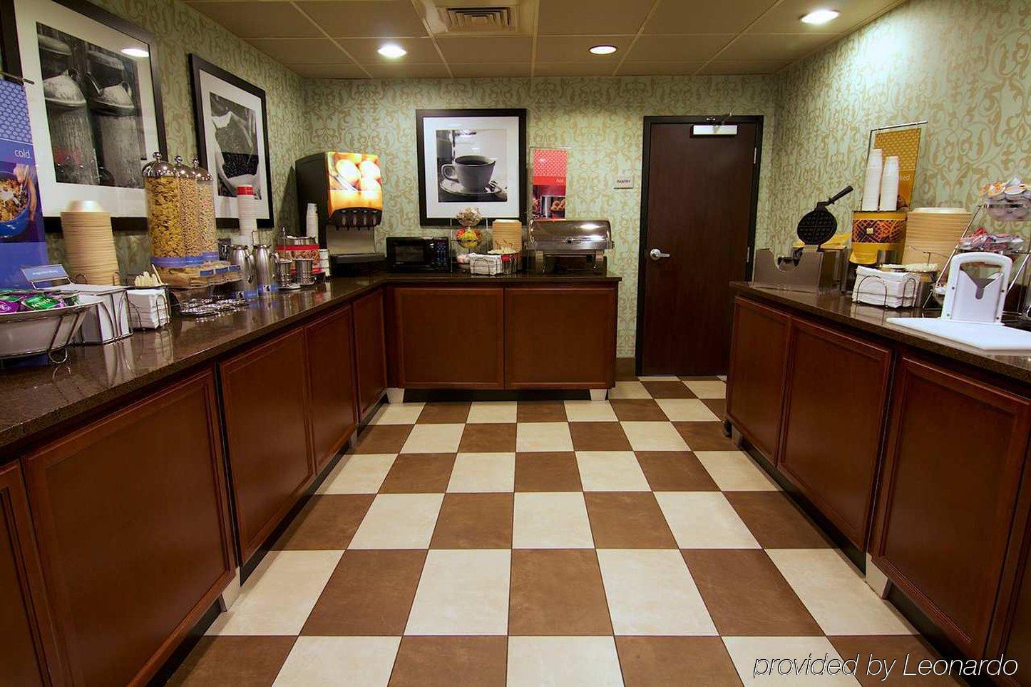 Hampton Inn Winchester-University/ Mall Екстериор снимка