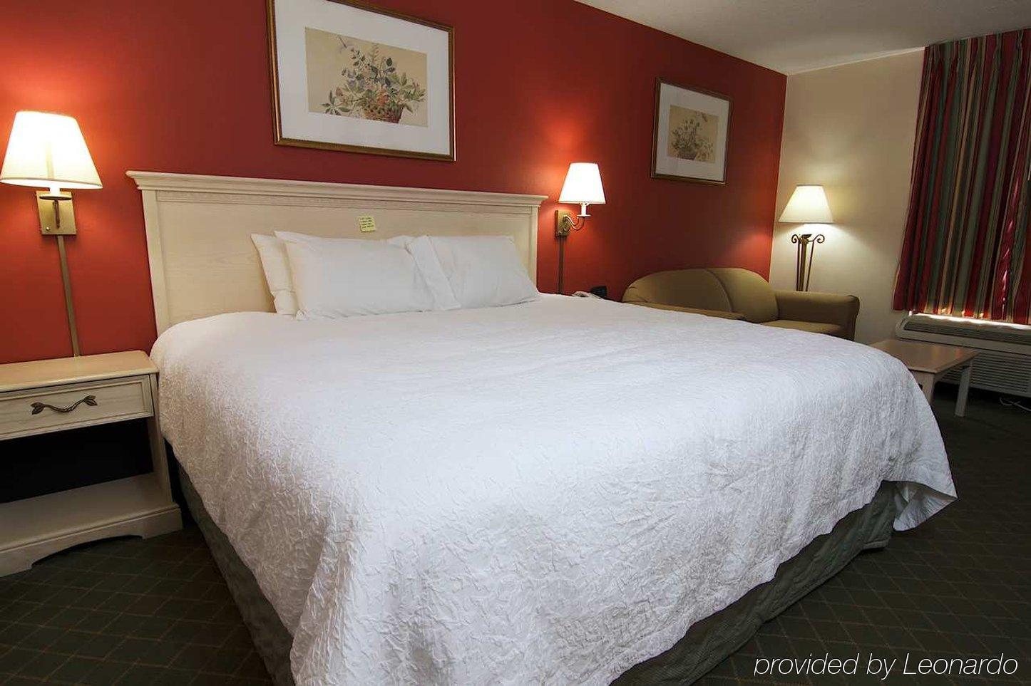 Hampton Inn Winchester-University/ Mall Екстериор снимка