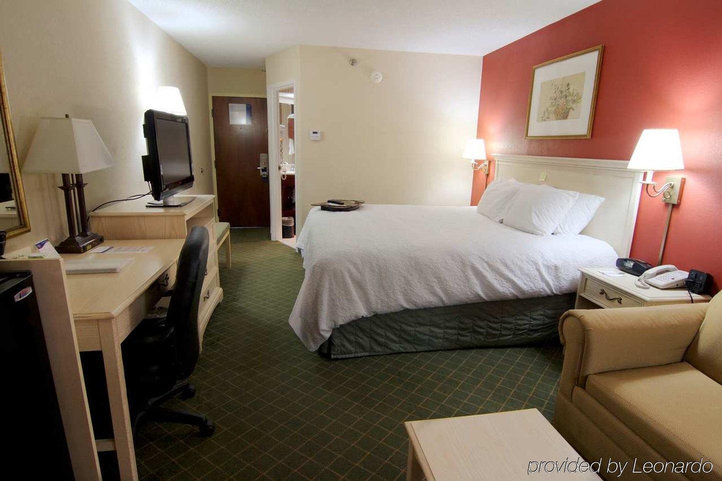 Hampton Inn Winchester-University/ Mall Екстериор снимка