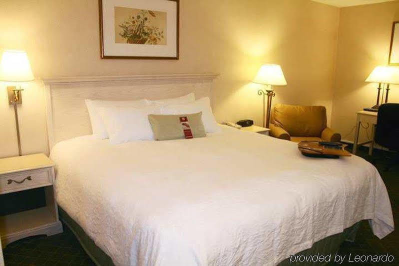 Hampton Inn Winchester-University/ Mall Екстериор снимка