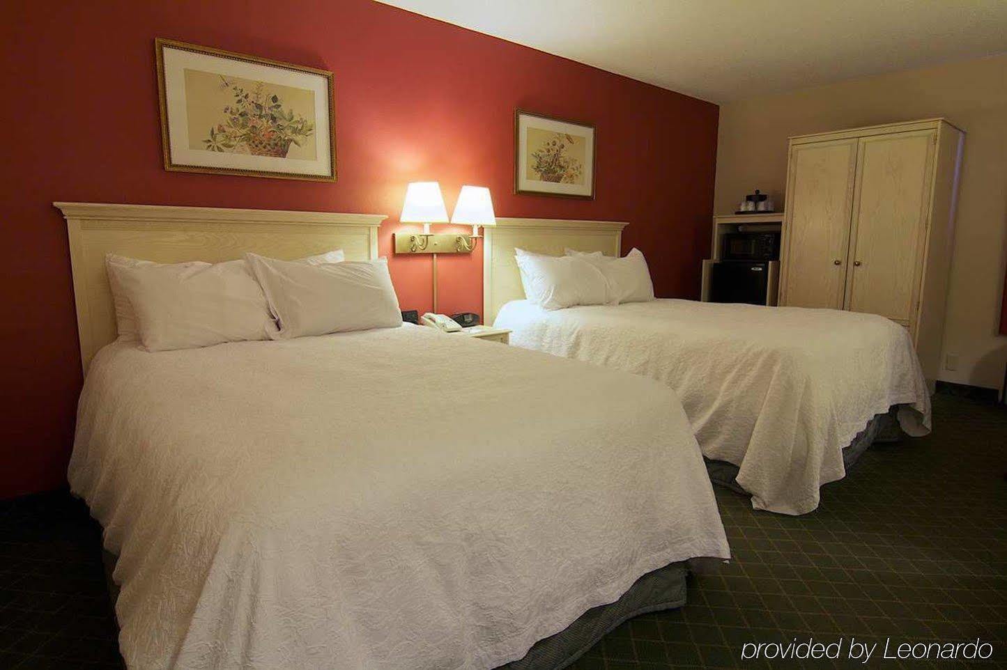 Hampton Inn Winchester-University/ Mall Екстериор снимка