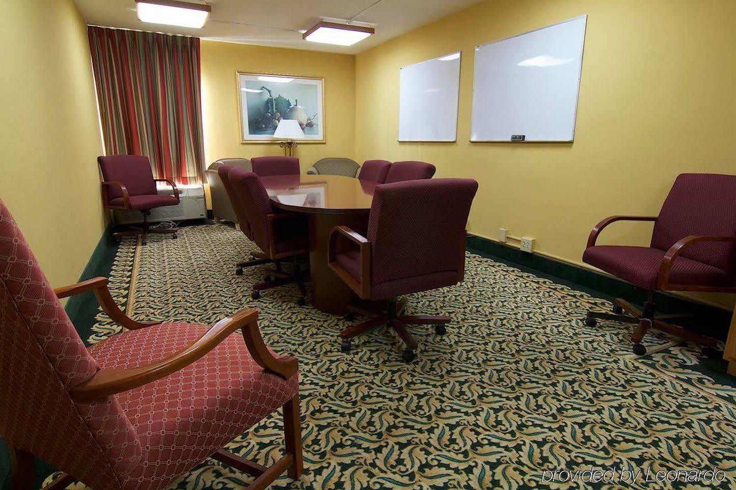 Hampton Inn Winchester-University/ Mall Екстериор снимка