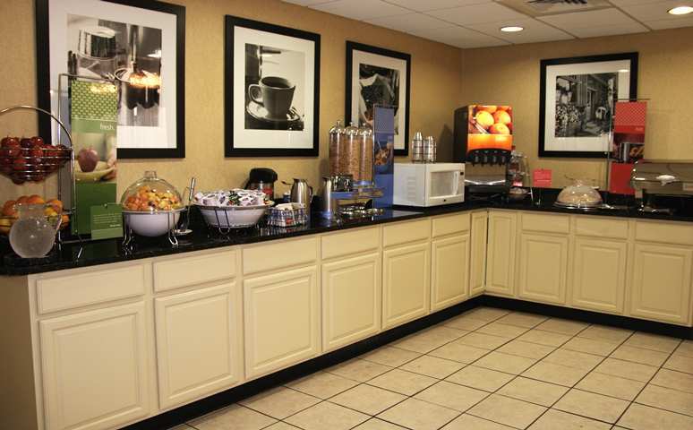 Hampton Inn Winchester-University/ Mall Екстериор снимка